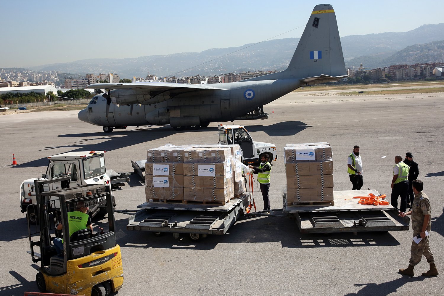 Στον Λίβανο συνοδεία κομάντος ελληνικό C-130 με ανθρωπιστική βοήθεια – Εικόνες