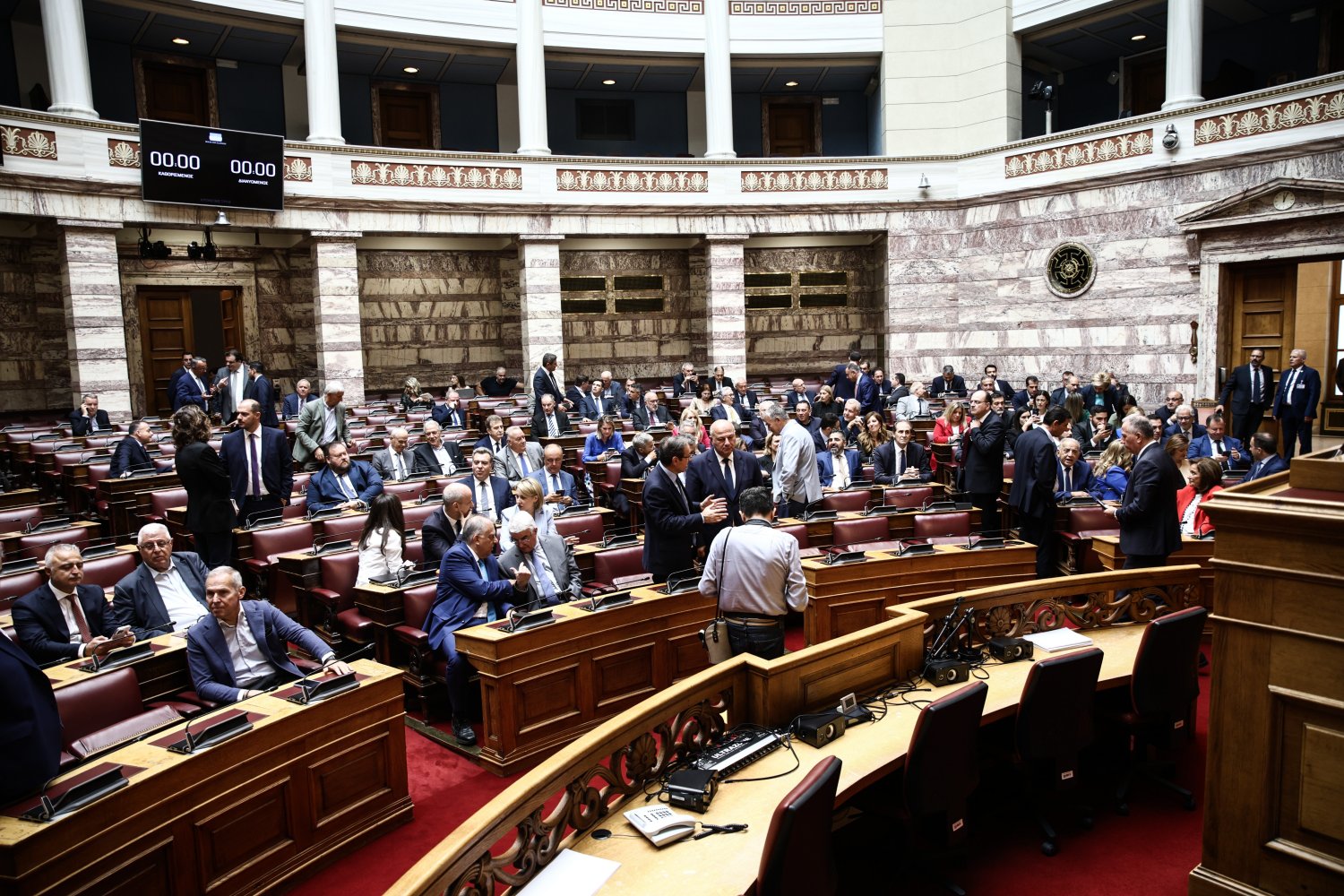 The whispers in the ND parliamentary group about the Mitsotakis-Samaras conflict
 –