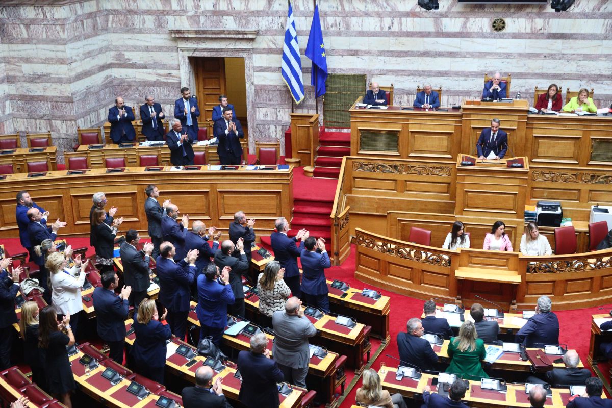 Βουλή: Καυγάς με φόντο τα Τέμπη και τον θάνατο του Βασίλη Καλογήρου