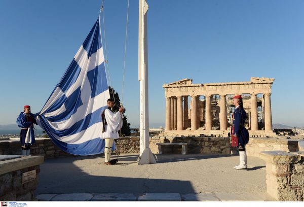 28η Οκτωβρίου: Η έπαρση της σημαίας στον Ιερό Βράχο της Ακρόπολης – Εικόνες