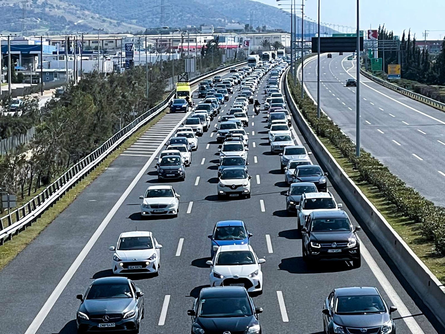 Κίνηση: Επιστρέφουν οι εκδρομείς του τριημέρου – Ουρές χιλιομέτρων