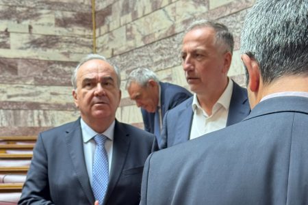 Βουλή: Σε εξέλιξη η γαλάζια συνεδρίαση υπό τον Παπαθανάση