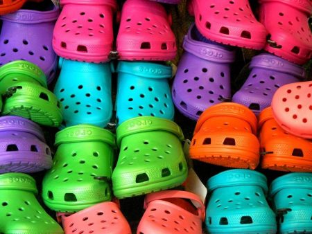 Crocs: Γιατί τα σχολεία των ΗΠΑ τα απαγορεύουν – Οι αντιδράσεις