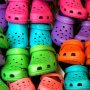 Crocs: Γιατί τα σχολεία των ΗΠΑ τα απαγορεύουν – Οι αντιδράσεις