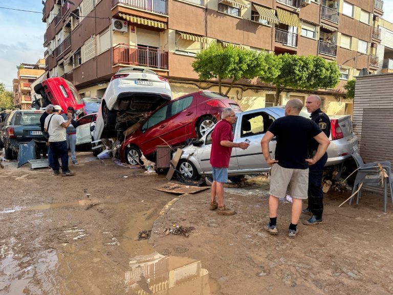 Βαλένθια: Ξεπέρασε τους 100 ο αριθμός των νεκρών από τις πλημμύρες – Εικόνες καταστροφής