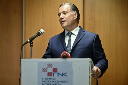 Αδωνις Γεωργιάδης: Στο νοσοκομείο Κορίνθου με αφορμή δωρεά