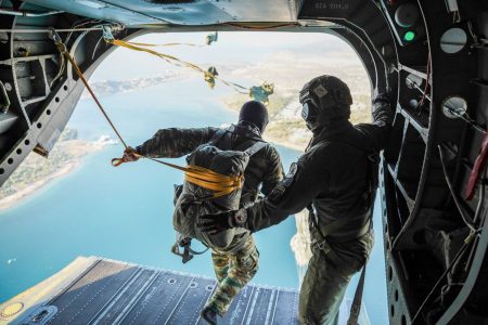 Αλμα με αλεξίπτωτο από τον αρχηγό ΓΕΕΘΑ, στρατηγό Δημήτρη Χούπη (εικόνες)