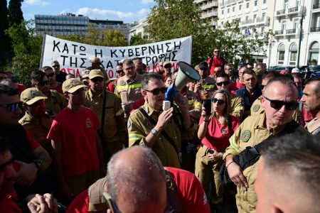 Εποχικοί πυροσβέστες: Προσαγωγές την ώρα που ο Κικίλιας συναντούσε τους εκπροσώπους τους