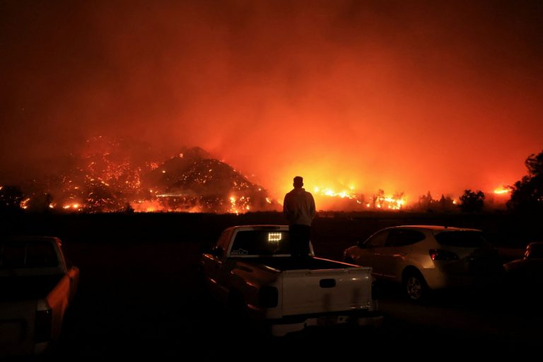 Μεγάλη φωτιά βόρεια του Λος Αντζελες – Δεκάδες τραυματίες, ισχυροί άνεμοι