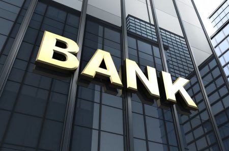 Γιατί οι τράπεζες κατεβάζουν το «bank» από τις βιτρίνες