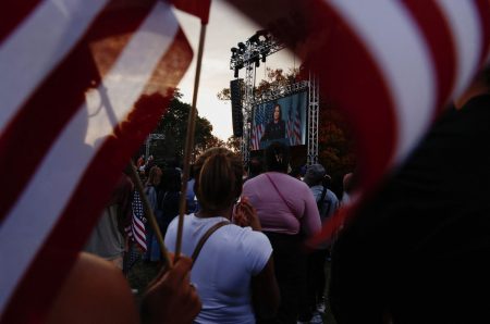 Ηττήθηκε η Χάρις ή κέρδισε ο Τραμπ; Αμερικανοί ειδικοί στο ΒΗΜΑ