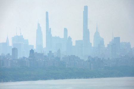 Νέα Υόρκη: Οι πυρκαγιές στο Νιου Τζέρσεϊ την πνίγουν στον καπνό