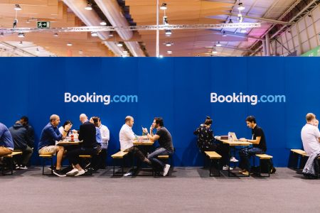 Απολύσεις εξετάζει η Booking στο πλαίσιο του σχεδίου αναδιοργάνωσης