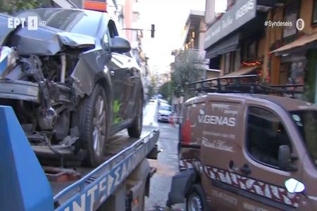 Νίκαια: Λεωφορείο συγκρούστηκε με Ι.Χ. και έπεσε σε σταθμευμένα οχήματα