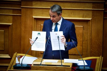 Επίθεση Μητσοτάκη σε ΠαΣοΚ: «Αντιγράφετε τον ΣΥΡΙΖΑ, να είστε τεκμηριωμένοι»