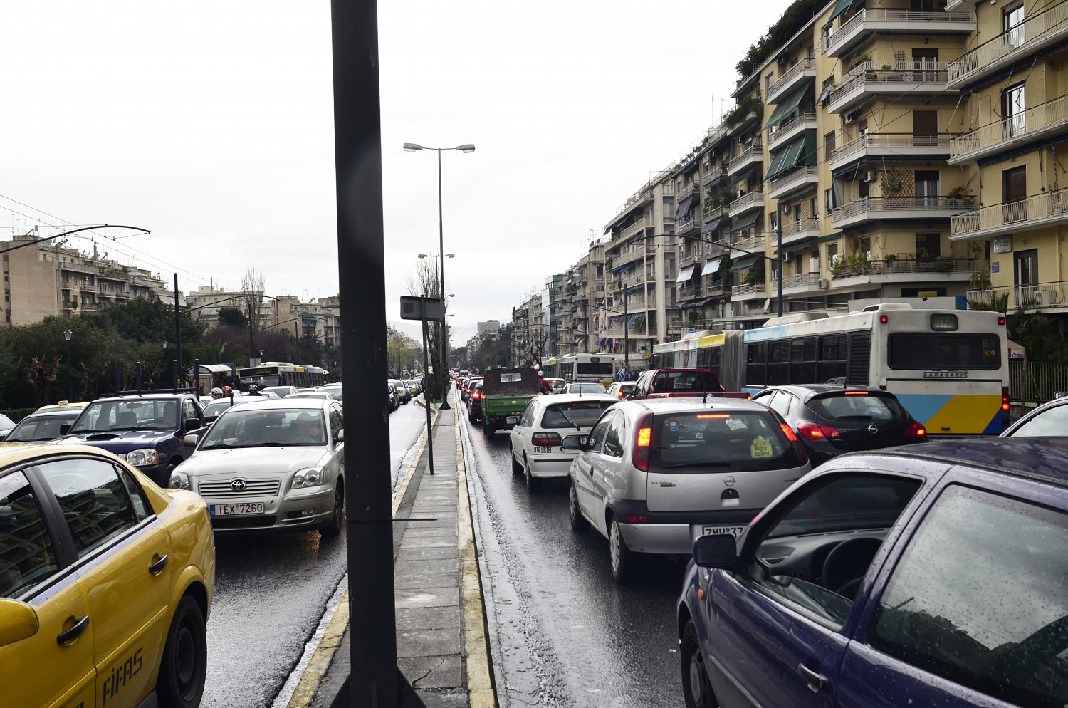 Κίνηση: Το αδιαχώρητο στους δρόμους – Ουρά χιλιομέτρων από Ερυθραία έως Ρέντη