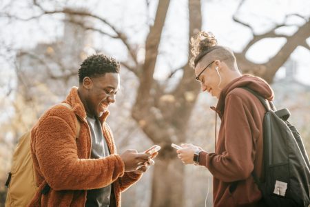 millennials –  Gen Z: Γραπτά μηνύματα ή κλήσεις – Τι προτιμούν