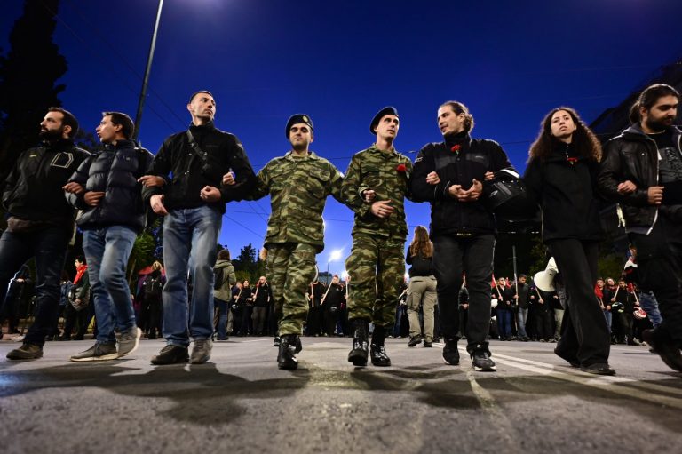 Πολυτεχνείο: Σε εξέλιξη η πορεία προς την αμερικανική πρεσβεία – 113 προσαγωγές από την ΕΛΑΣ