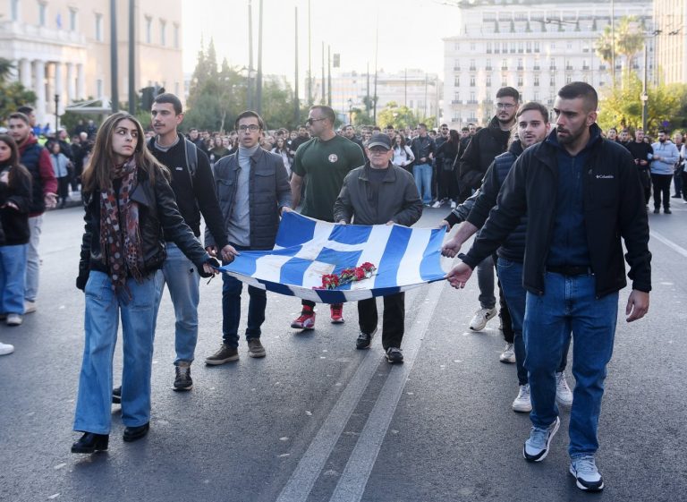 Πολυτεχνείο: Σε εξέλιξη η πορεία με την αιματοβαμμένη σημαία – 68 προσαγωγές από την ΕΛΑΣ