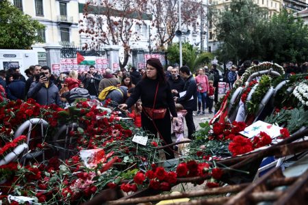 Υπό βροχή άνοιξαν οι πύλες του Πολυτεχνείου – Ποιοι δρόμοι και σταθμοί είναι κλειστοί