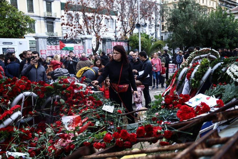 Υπό βροχή άνοιξαν οι πύλες του Πολυτεχνείου – Ποιοι δρόμοι και σταθμοί είναι κλειστοί