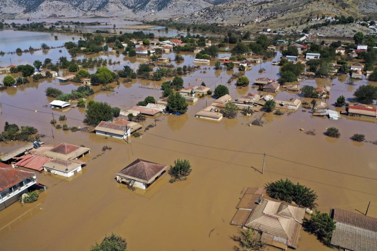 Κακοκαιρία: Πώς 113 δήμοι «υψώνουν τείχη» σε ακραία καιρικά φαινόμενα