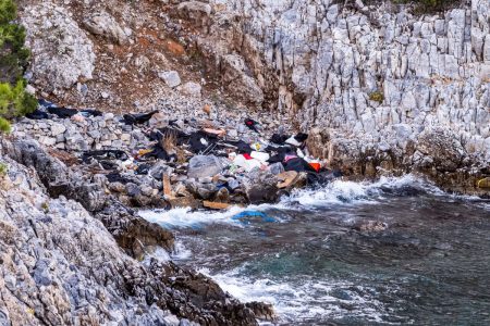 Ναυάγιο στη Σάμο: «Τους πέταξαν στη θάλασσα και έφυγαν»