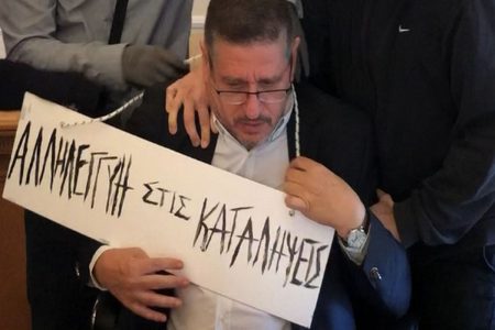 Αμπελόκηποι: Ο 26χρονος είχε συλληφθεί για την ταμπέλα στον λαιμό του πρύτανη της ΑΣΟΕΕ