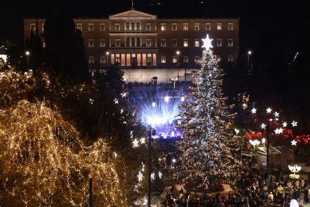 Αθήνα: Φωταγωγήθηκε το χριστουγεννιάτικο δέντρο στο Σύνταγμα [Εικόνες]