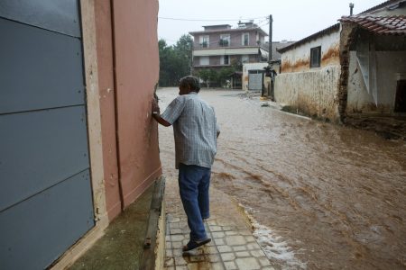 Κακοκαιρία bora: Πλημμύρες σε Λήμνο, τρεις εγκλωβισμένοι και 112