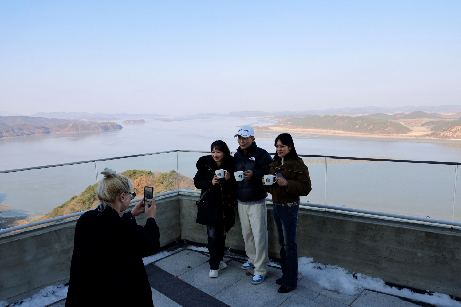 Πώς ένα νέο κατάστημα Starbucks «συνδέει» Βόρεια και Νότια Κορέα