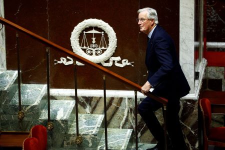 Γαλλία: Ο Μπαρνιέ περνάει τον προϋπολογισμό χωρίς ψηφοφορία – Πρόταση μομφής εναντίον του