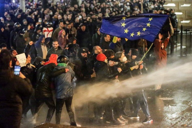 Γεωργία: Ξύλο και χημικά στην πέμπτη συνεχή νύχτα διαδηλώσεων κατά της κυβέρνησης