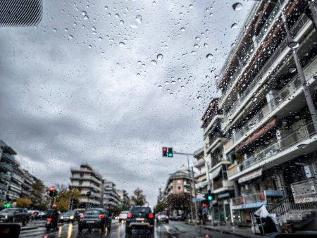 Κακοκαιρία: Επιμένει ο άστατος καιρός – Βροχές και καταιγίδες έως και την Τρίτη