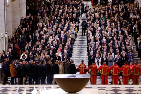 Άνοιξε και πάλι τις πύλες της η Παναγία των Παρισίων – Η μεγαλοπρεπής τελετή