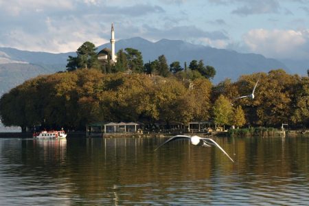 Λίμνη Ιωαννίνων: Οβίδες, γερμανικά κράνη και… μηχανάκια στον βυθό