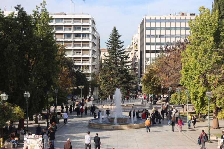 Δημοσκόπηση: Ετσι θέλουν οι Ελληνες τη ζωή τους – Οι φόβοι, τι προσδοκούν