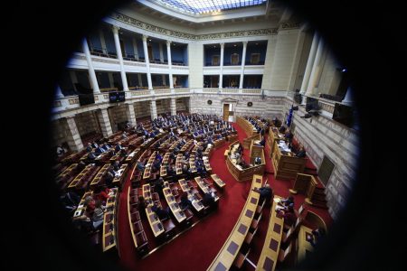 Βουλή: Ξεκίνησε η αντιπαράθεση για τον προϋπολογισμό – Οι εισηγητές των κομμάτων