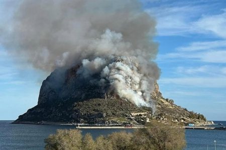 Φωτιά στη Μονεμβασιά – Επιχειρούν και εναέρια μέσα