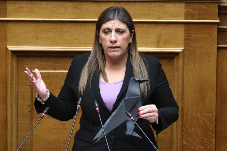 Το κοράκι που κρατούσε στη Βουλή η Κωνσταντοπούλου