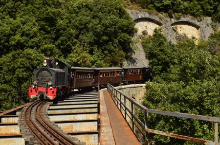 Εκτροχιάστηκε με το «καλημέρα» των χειμερινών δρομολογίων ο «Μουτζούρης»