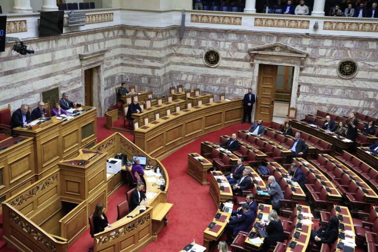 Κόλαση στη Βουλή: Άγριος καυγάς Λαμπρούλη – Κωνσταντοπούλου, «δεν ξέρετε την τύφλα σας», «να κατεβείτε από την έδρα»