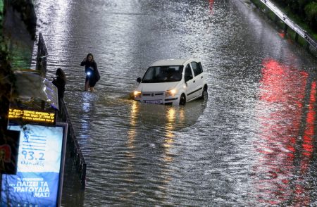 ΕΥΔΑΠ για την πλημμυρισμένη Ποσειδώνος: Δεν έχουμε καμία αρμοδιότητα για τα όμβρια