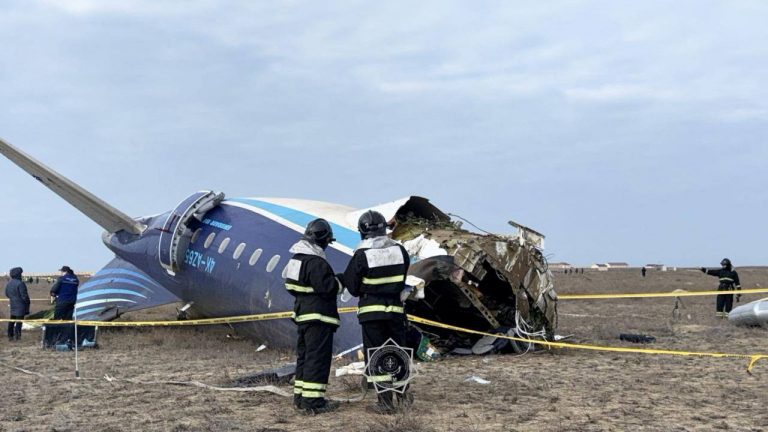 Τα σενάρια για τη συντριβή του Embraer στο Καζακστάν – Οι απαντήσεις στο «μαύρο κουτί»