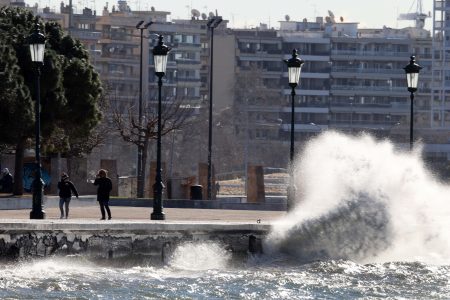 Καιρός: θυελλώδεις άνεμοι – Χωρίς πλοία – Απαγορευτικό απόπλου στα λιμάνια