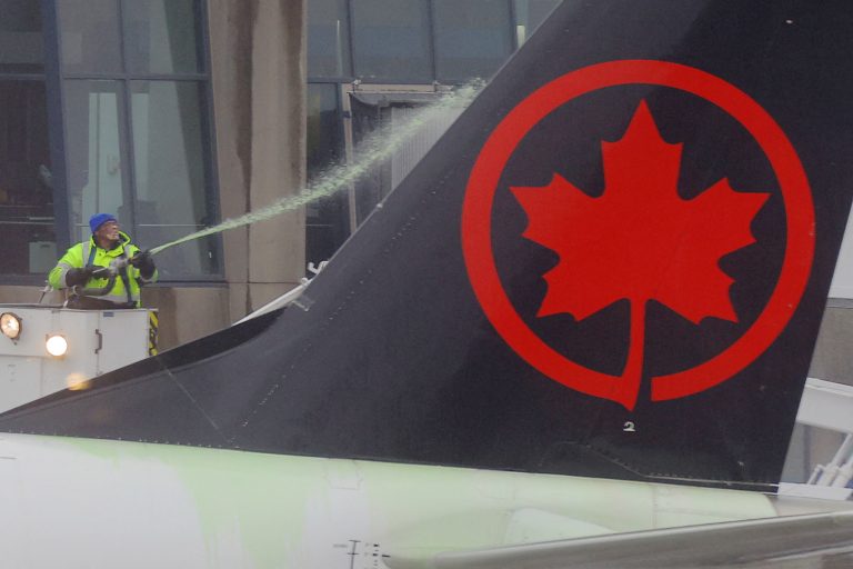 Αεροσκάφος της Air Canada στις φλόγες: Δεν άνοιξε η ρόδα κατά την προσγείωση