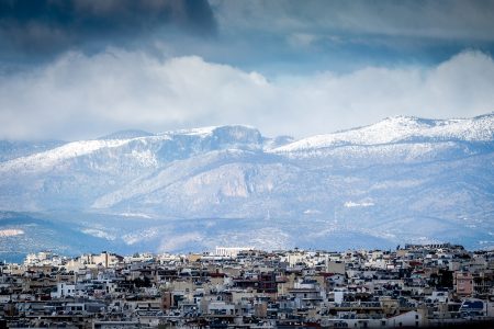 Καιρός: Ασθενής χιονόπτωση – Κλειστή παραμένει η λεωφόφος Πάρνηθας