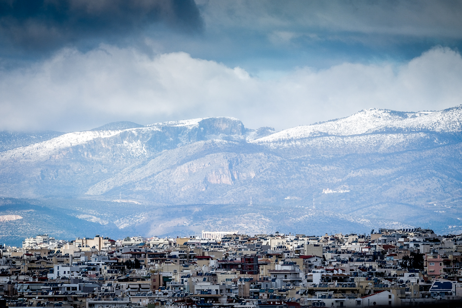 Καιρός: Ασθενής χιονόπτωση – Κλειστή παραμένει η λεωφόφος Πάρνηθας