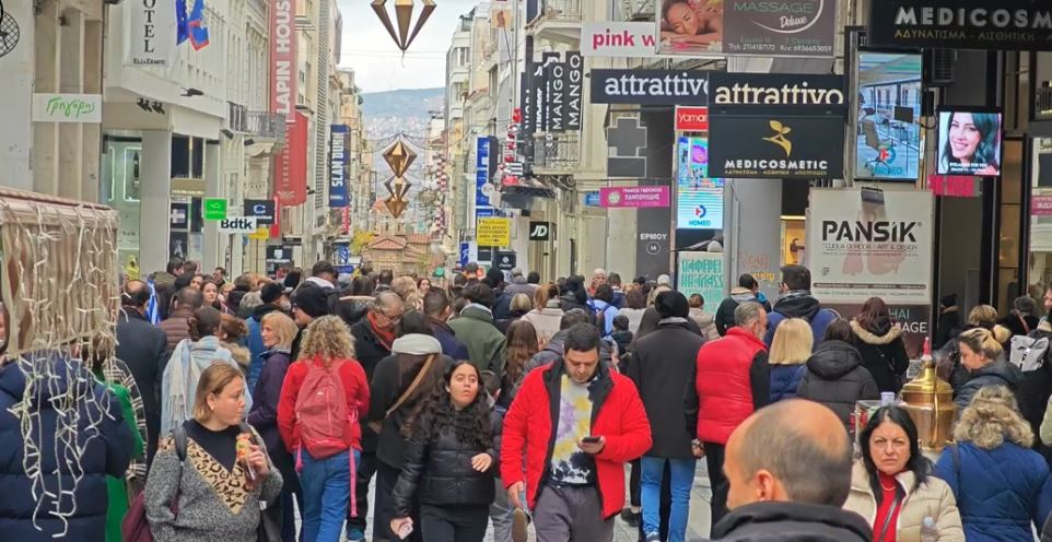 Εορταστικό ωράριο:  Κατάμεστο το κέντρο της Αθήνας – Ανοικτά τα καταστήματα -Τι ώρα κλείνουν