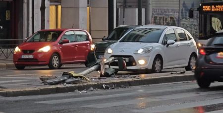 Ταξί «ισοπέδωσε» φανάρι στη Συγγρού